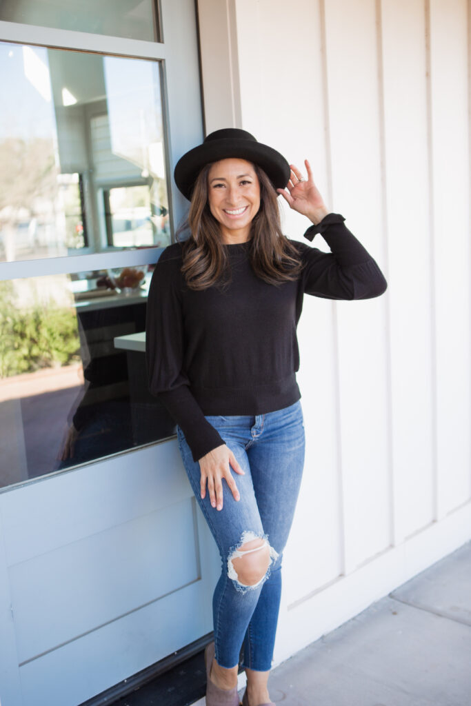 branding mini session, outdoor photos, lifestyle brand women, cute hat, what to wear, branding photographer near me, jeans and black sweater