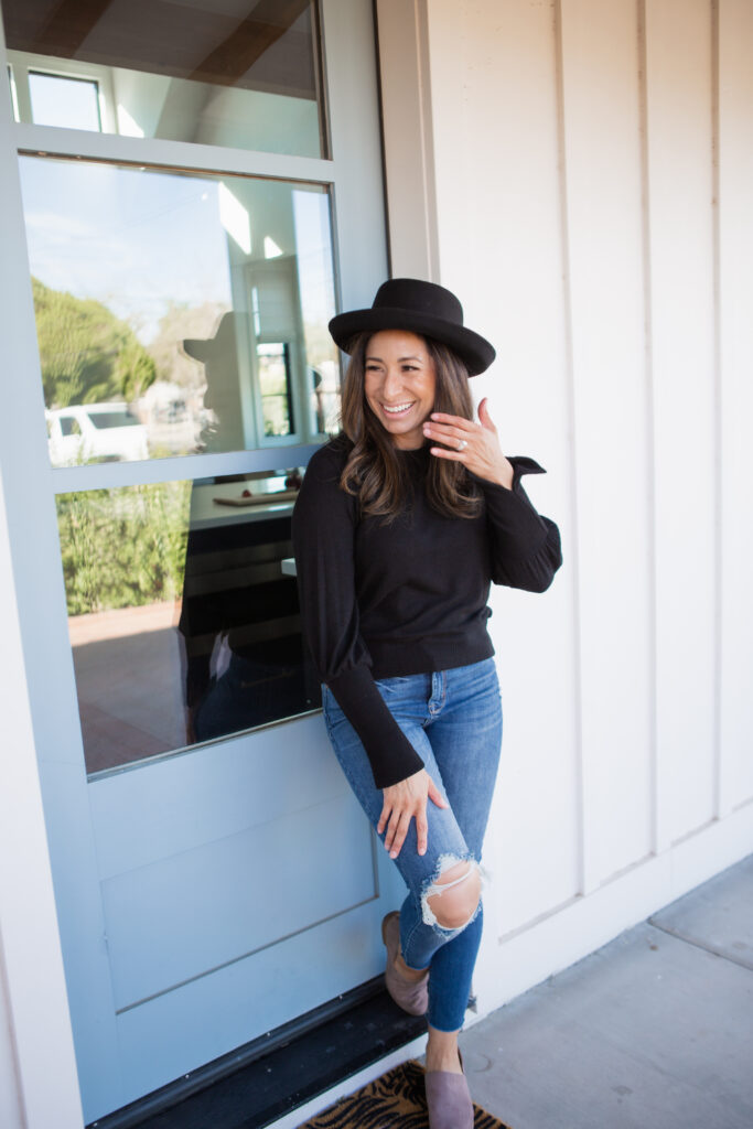 branding mini session, outdoor photos, lifestyle brand women, cute hat, what to wear, branding photographer near me, jeans and black sweater